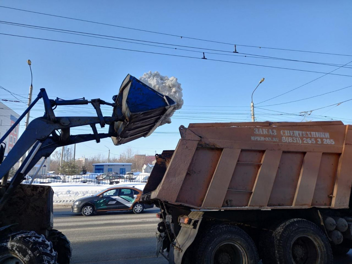 110 дорожных рабочих и 40 единиц спецтехники убирают снег в Канавинском районе