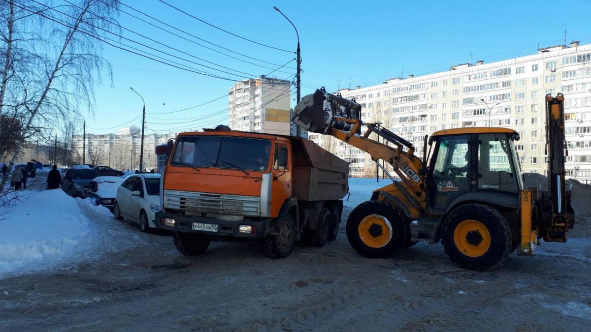 Уборка снега ведется на улицах Искры и Фибролитовой в Канавинском районе