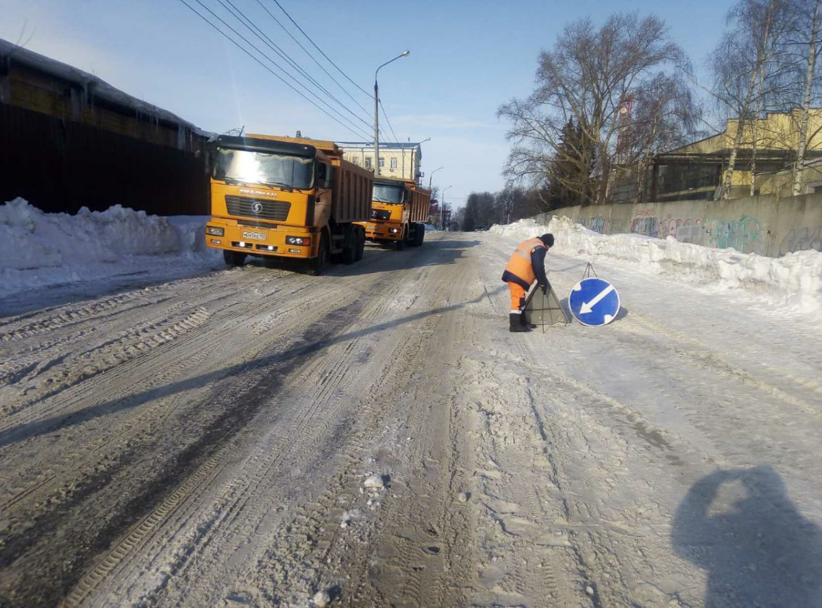 Очистка дорог и вывоз снега проводятся на улице Шапошникова Приокского района