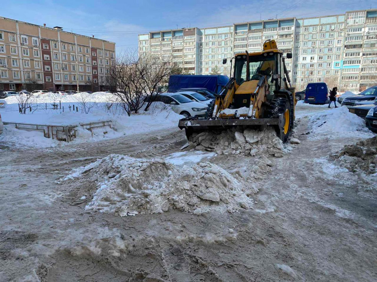 В Канавинском районе вывозят снег с придомовых территорий