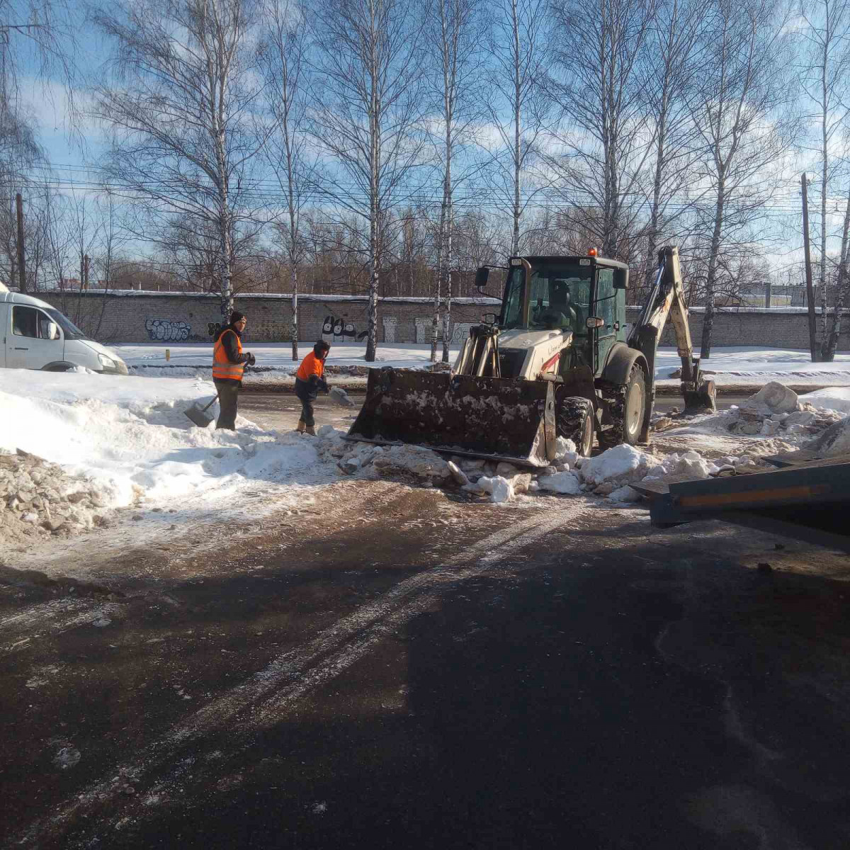 155 дорожных рабочих и 900 дворников убирают от снега Автозаводский район