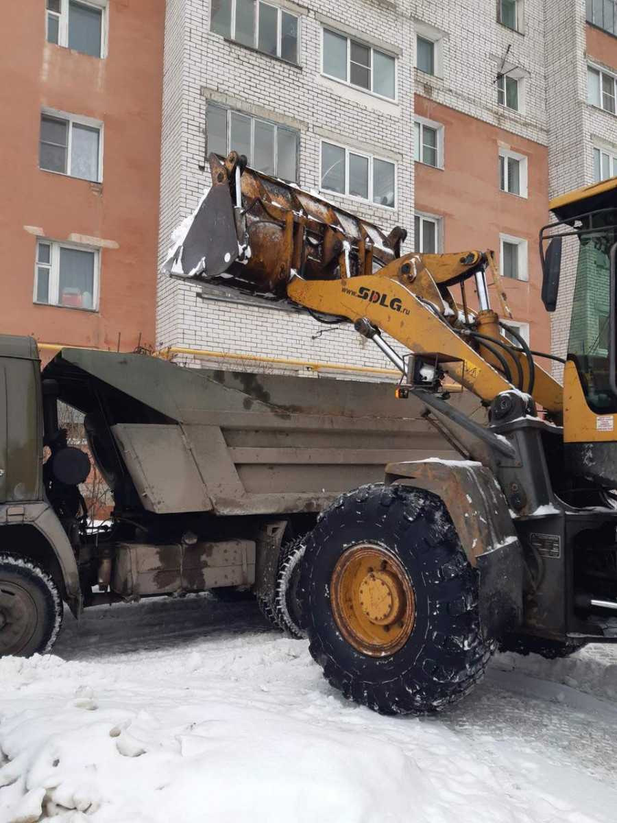 Дворы чистят от снега на улице Чаадаева в Московском районе