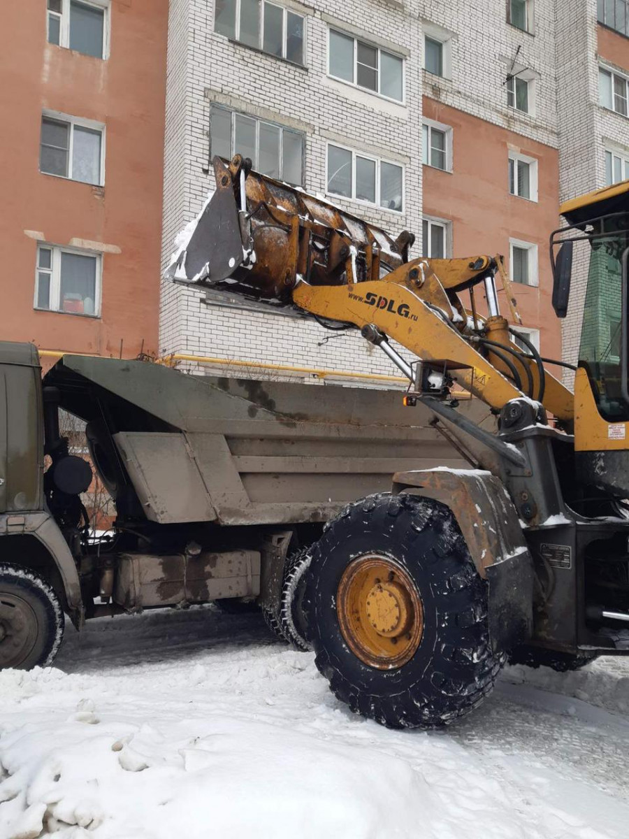 Дворы чистят от снега на улице Чаадаева в Московском районе