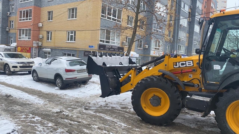 Снег вывозят с проспекта Гагарина и улиц Богородского и Рыбинской в Советском районе