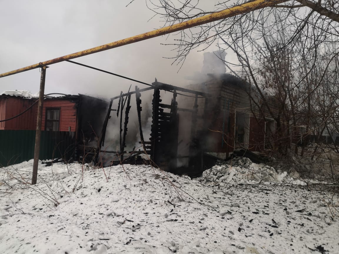 26 человек участвуют в тушении пожара в поселке Ильино