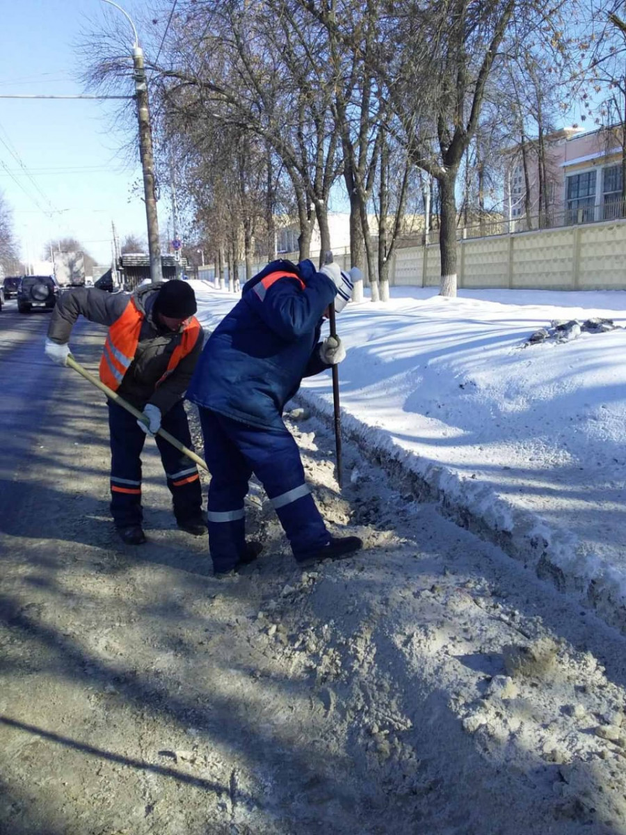 Расчистка дождеприемных колодцев и ливневок идет в Автозаводском районе