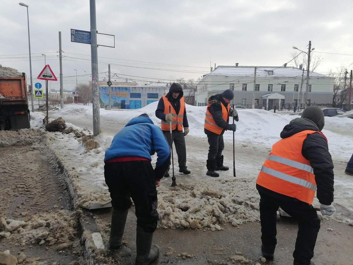 Техника направлена на чистку дождеприемных колодцев и откачку воды в Канавине