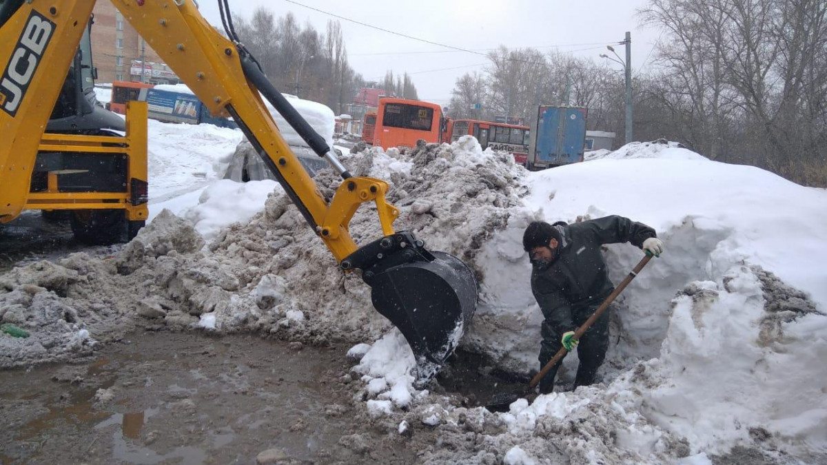 Работы по уборке и вывозу снега продолжаются в границах улиц Бекетова, Пушкина, Красносельская, Малая Ямская и Богородского
