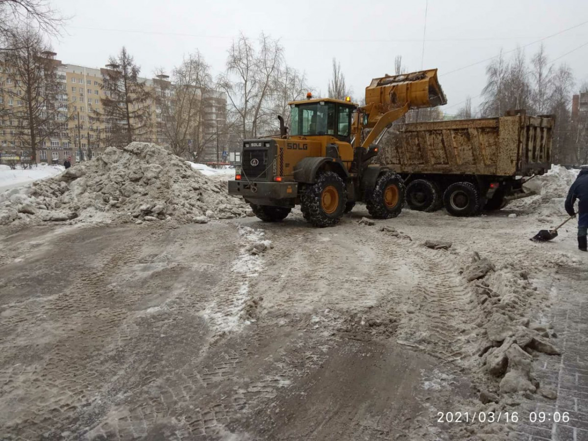 Коммунальщики Приокского района ведут комплексную уборку от снега на улице Военных Комиссаров