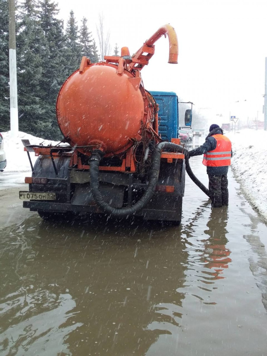 На 15 улицах Автозаводского района откачивают талые воды