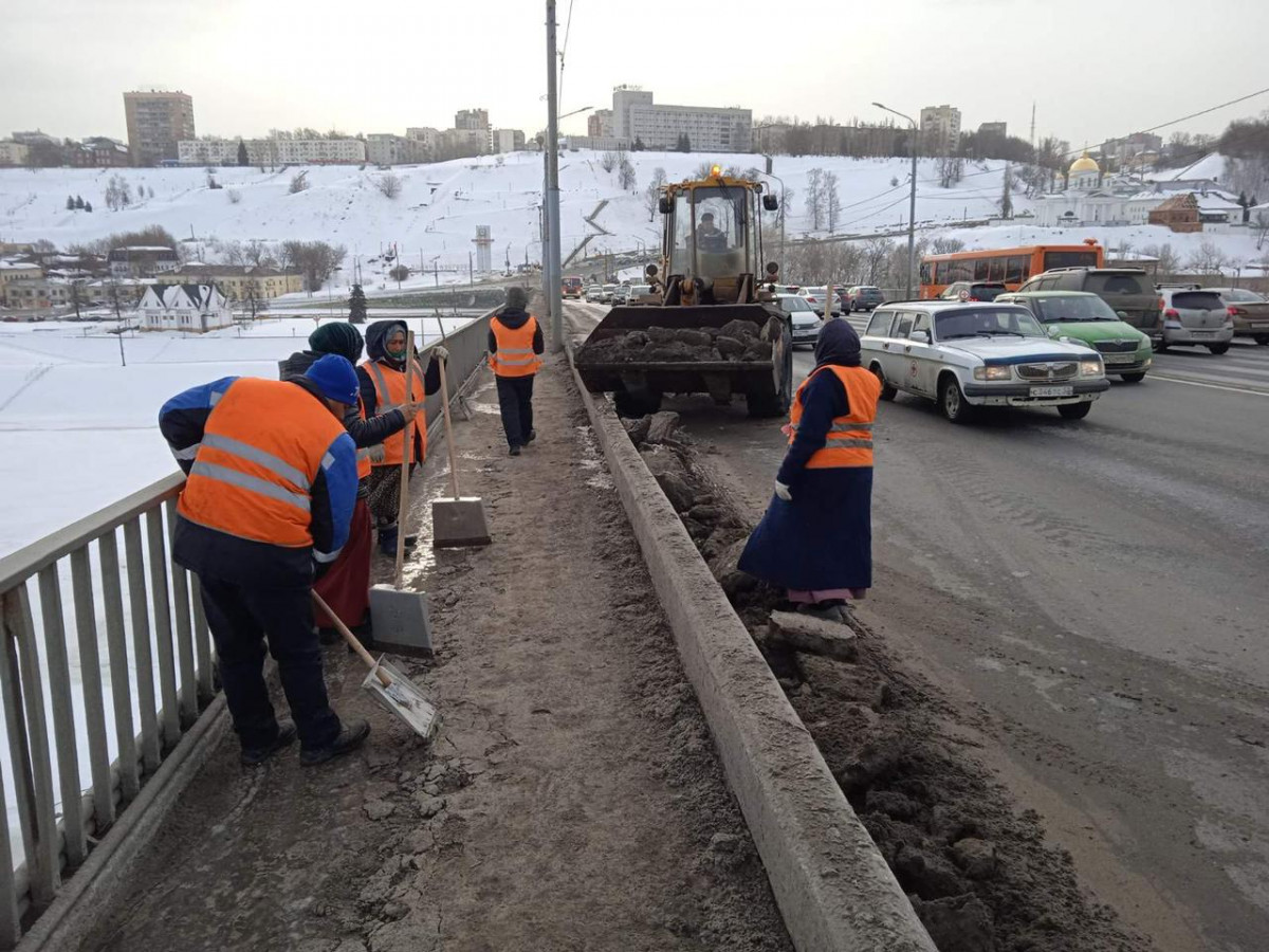 Канавинский мост очищают от снега в Нижнем Новгороде