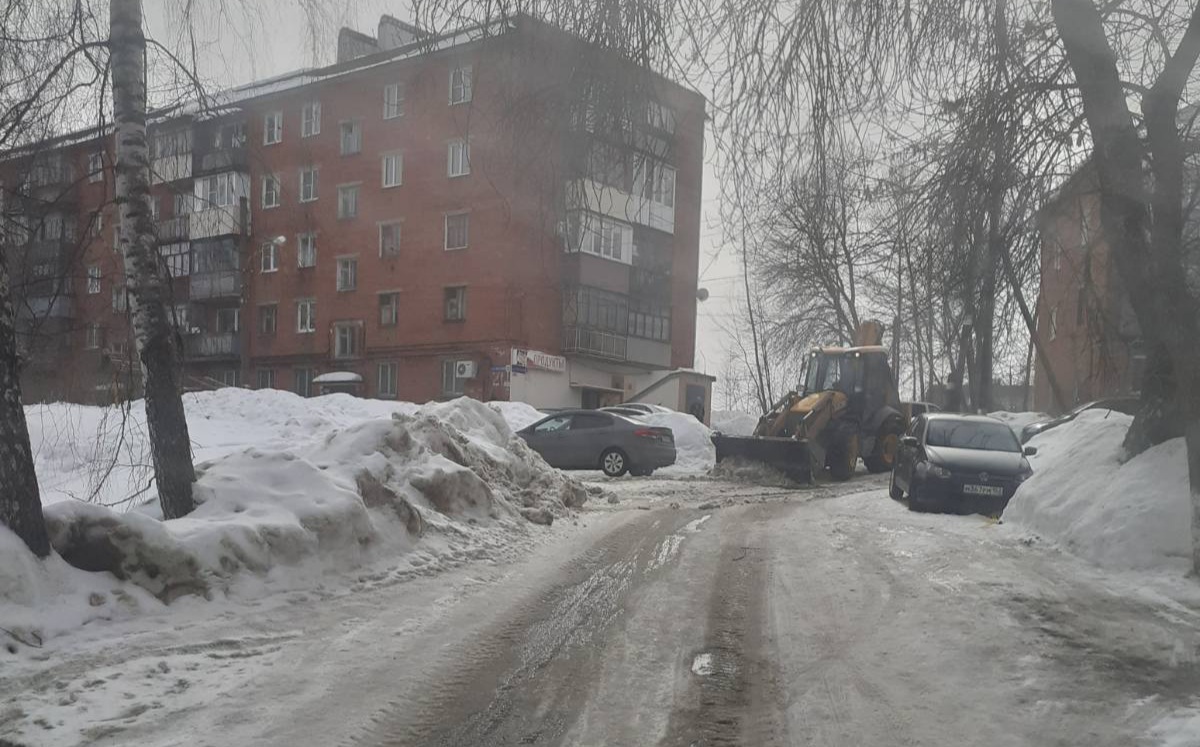 Уборка снега по заявкам жителей ведется в поселке Черепичный Приокского района