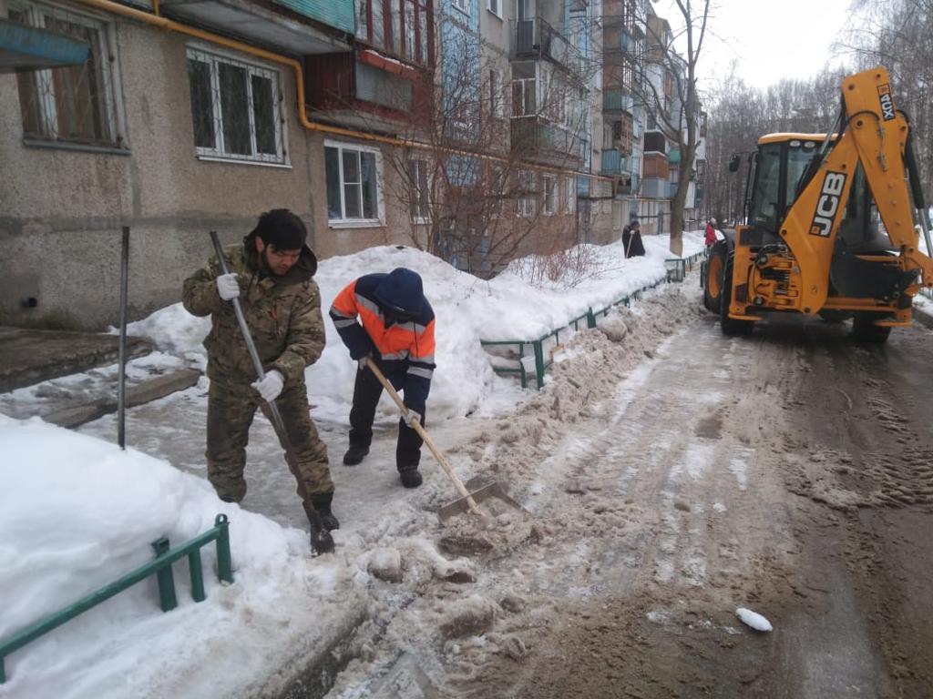 Улицы Ивлиева, Панина и Гаражную убирают сегодня в Советском районе