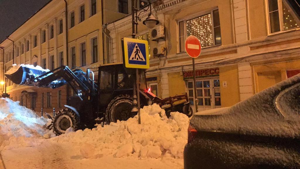 Работы по уборке и вывозу снега продолжаются на улицах Родионова, Деловая и набережной Федоровского