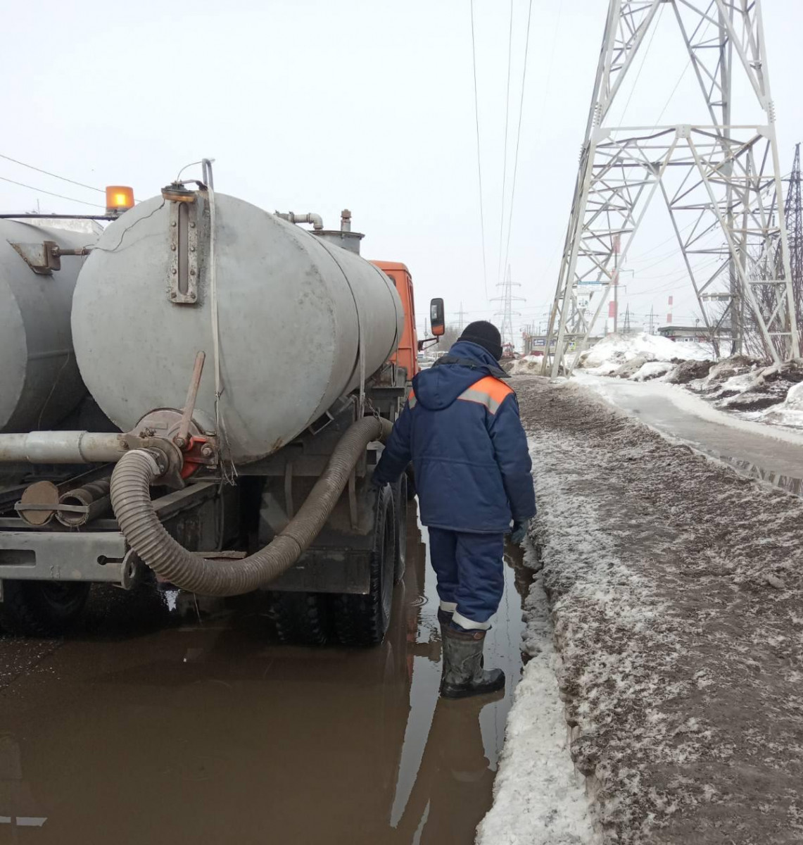 За сутки с территории Ленинского района откачано около 400 кубометров талых вод