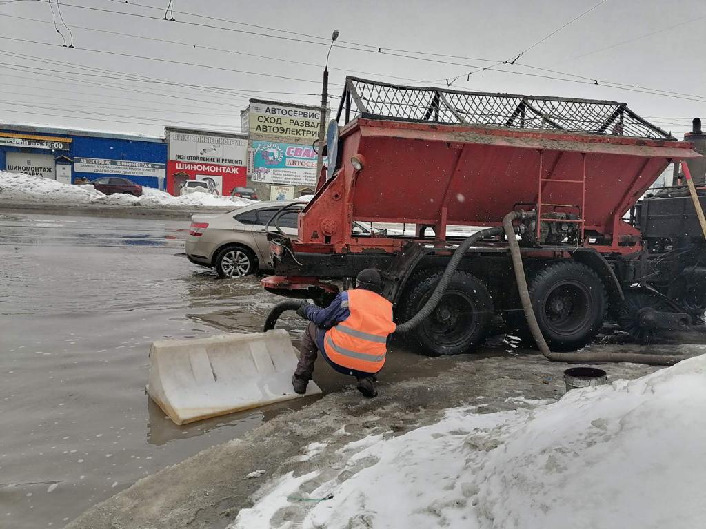 Снегоуборочная и водооткачивающая техника работает в Московском районе круглосуточно
