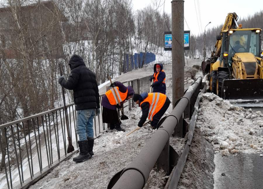 Уборка снега и наледи организована на Мызинском мосту