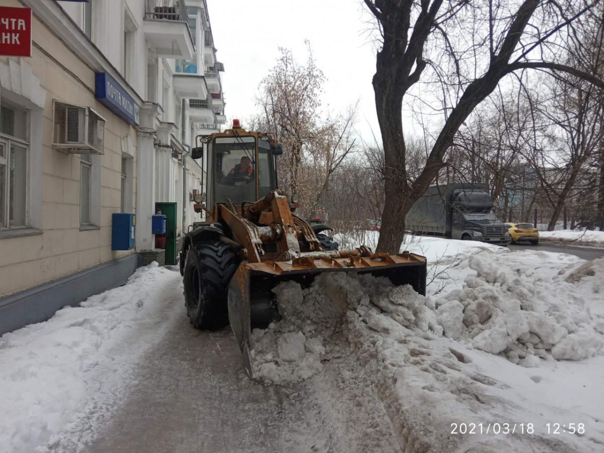 Вывоз снега продолжается на проспекте Ленина и улице Паскаля в Ленинском районе
