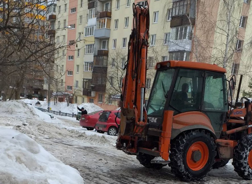 Коммунальщики Прикского района убирают снег на улицах Кащенко, Горной и 40 лет Победы