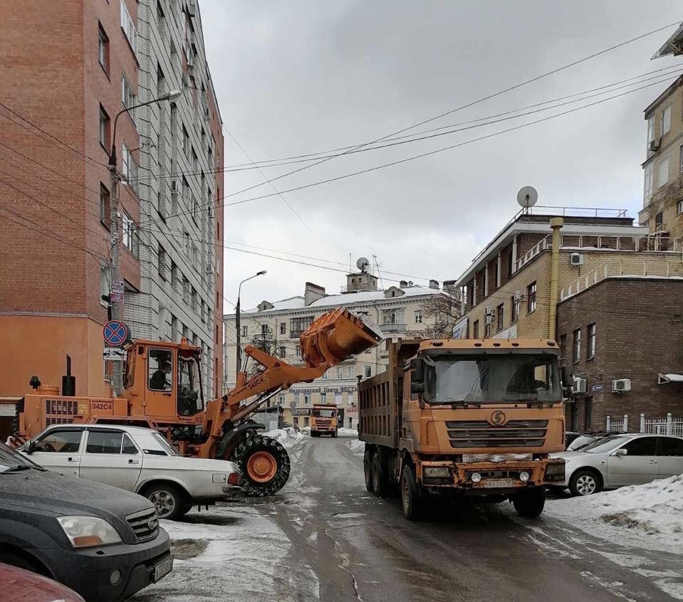 Улицы Пискунова, Алексеевскую, Октябрьскую, Варварскую и Грузинскую убирают сегодня в Нижегородском районе