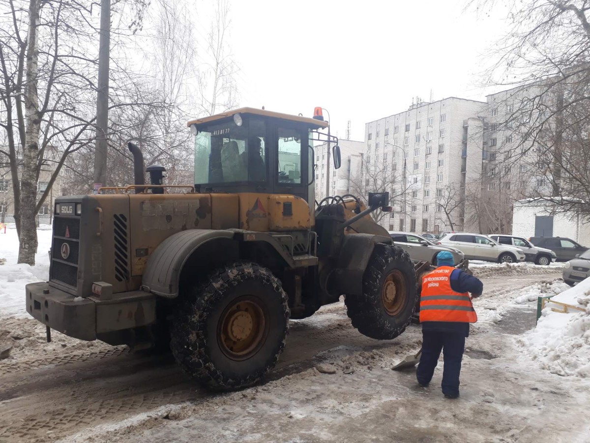 Комплексную уборку дворовой территории и муниципальных проездов проведут на улице Березовской в Московском районе