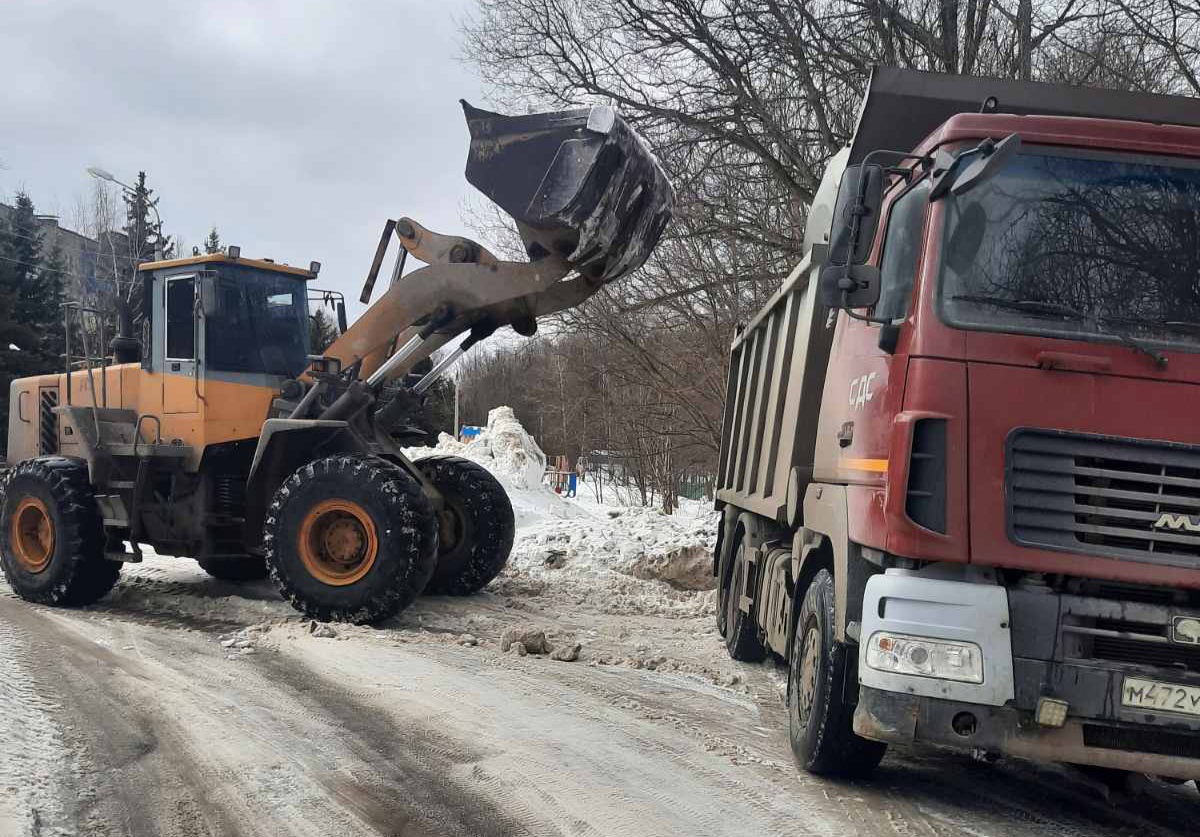 В Приокском районе продолжают убирать снег по заявкам жителей