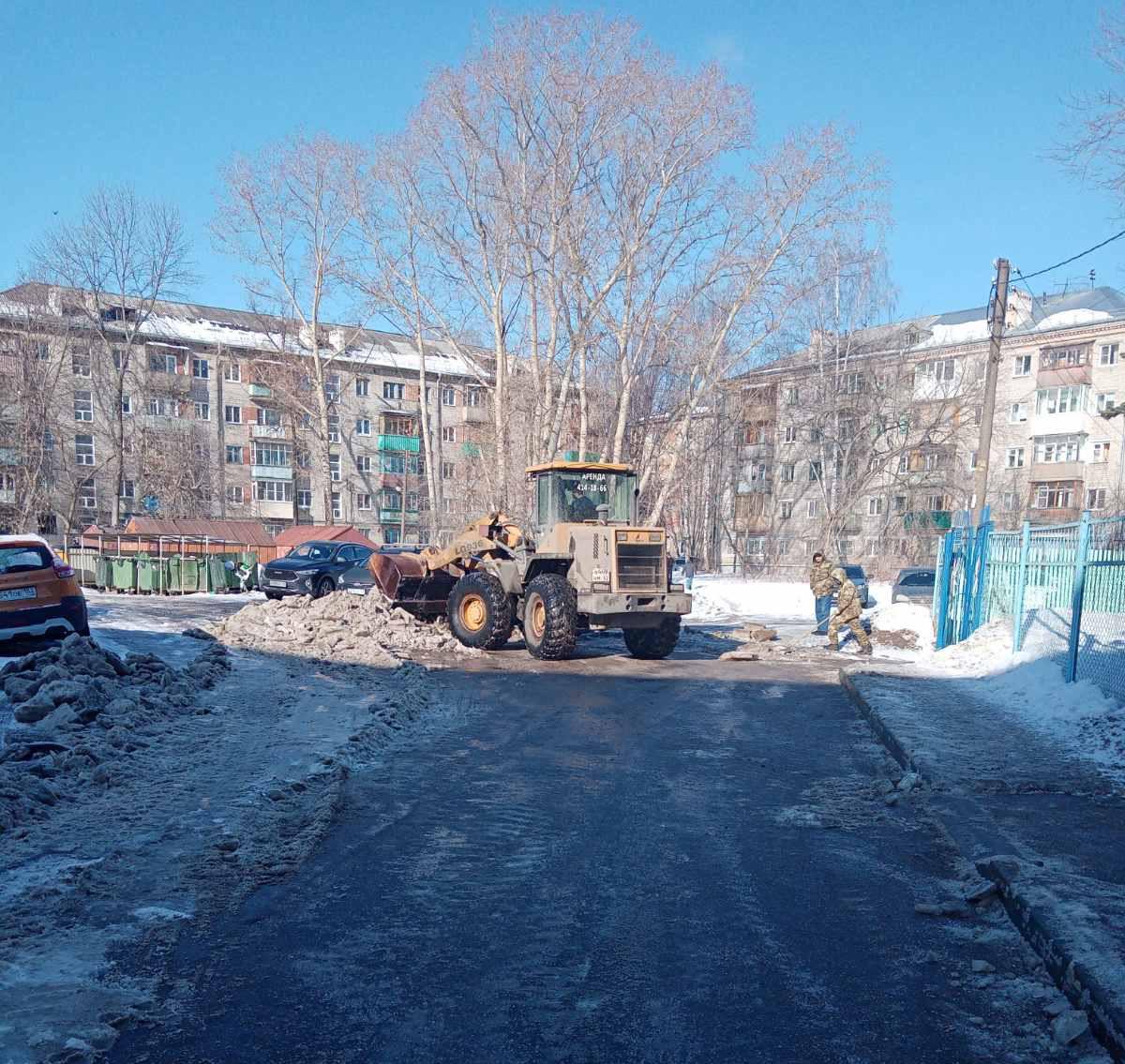 Очистку улично-дорожной сети и внутриквартальных проездов от снега и наледи проходит в Ленинском районе