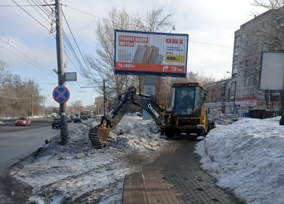 Работы по вывозу снега проводятся на улицах Цветочной, Елисеева и Жукова Приокского района