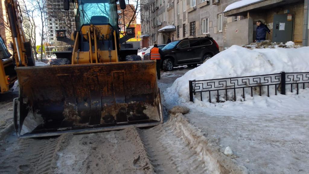 Очистка территории Советского района от снега и наледи продолжается в границах улиц Рыбинская, Эльтонская, Кузнечихинская