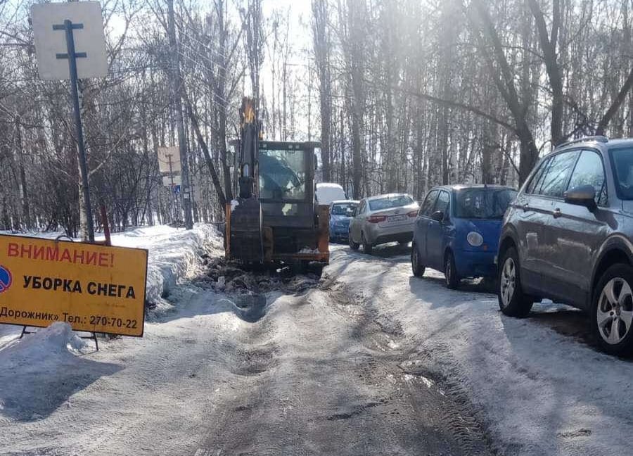 Уборка снега идет на внутриквартальных проездах на улицах Дмитрия Павлова, Героев Космоса, Старая канава и Иванова