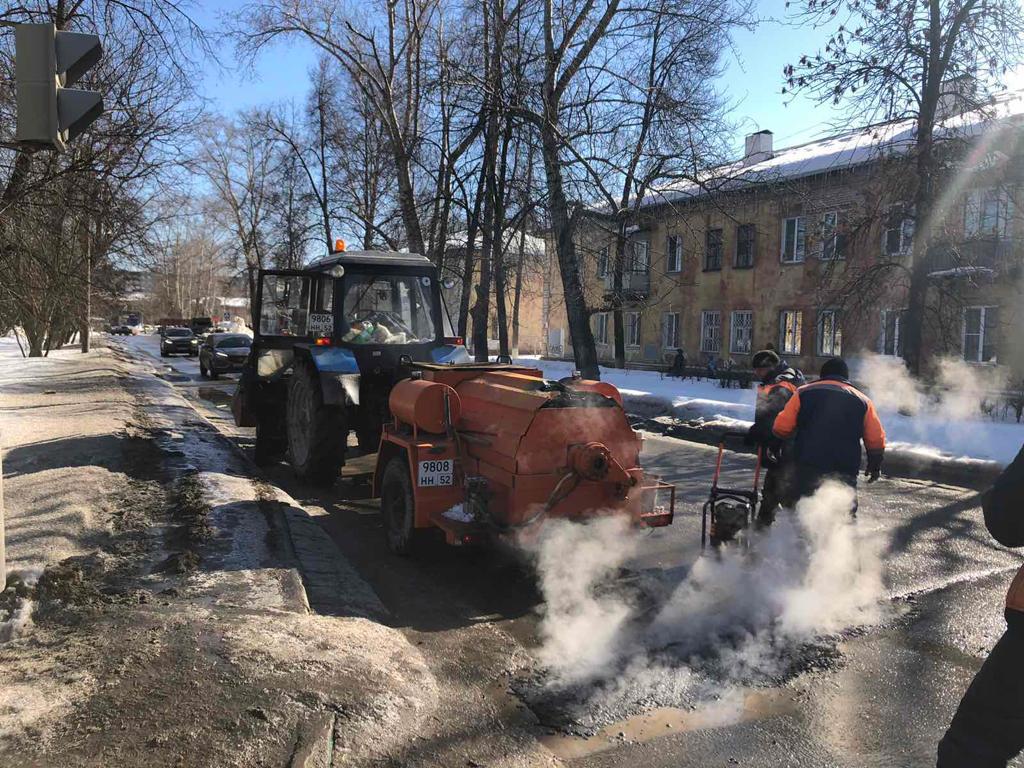 В Московском районе проходят работы по устранению дефектов асфальтового покрытия