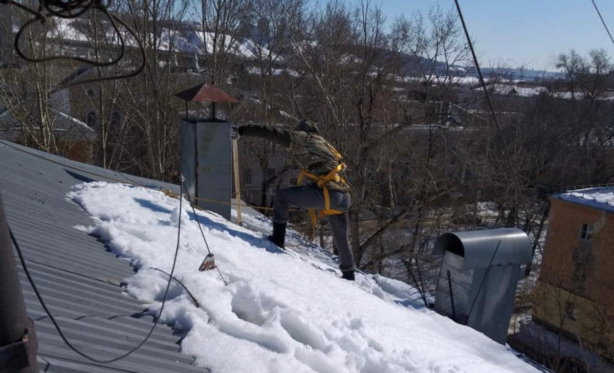 Более 100 кровель домов Канавинского района были очищены от снега и наледи за последние дни