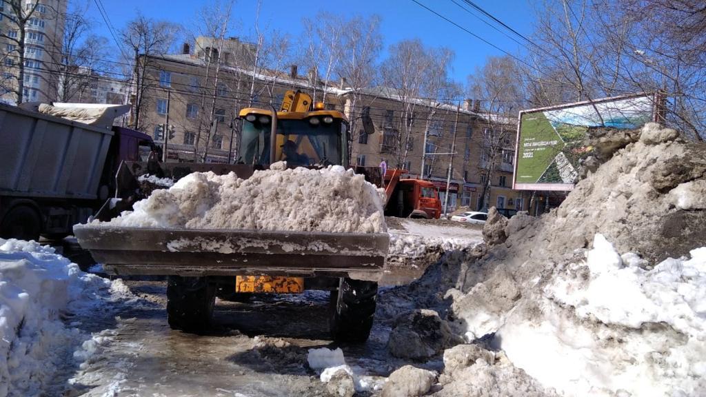 Работы по расчистке дождеприёмников ведутся на ул. Академика Сахарова в Советском районе