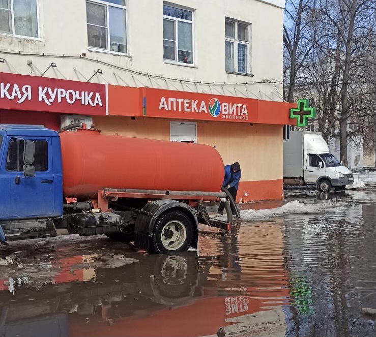 Талую воду откачивают на улицах Алма-Атинской и Херсонской в Ленинском районе