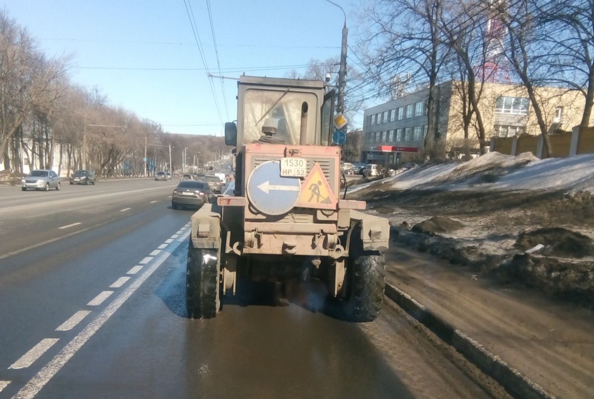 Прибордюрные полосы очищают на проспекте Гагарина