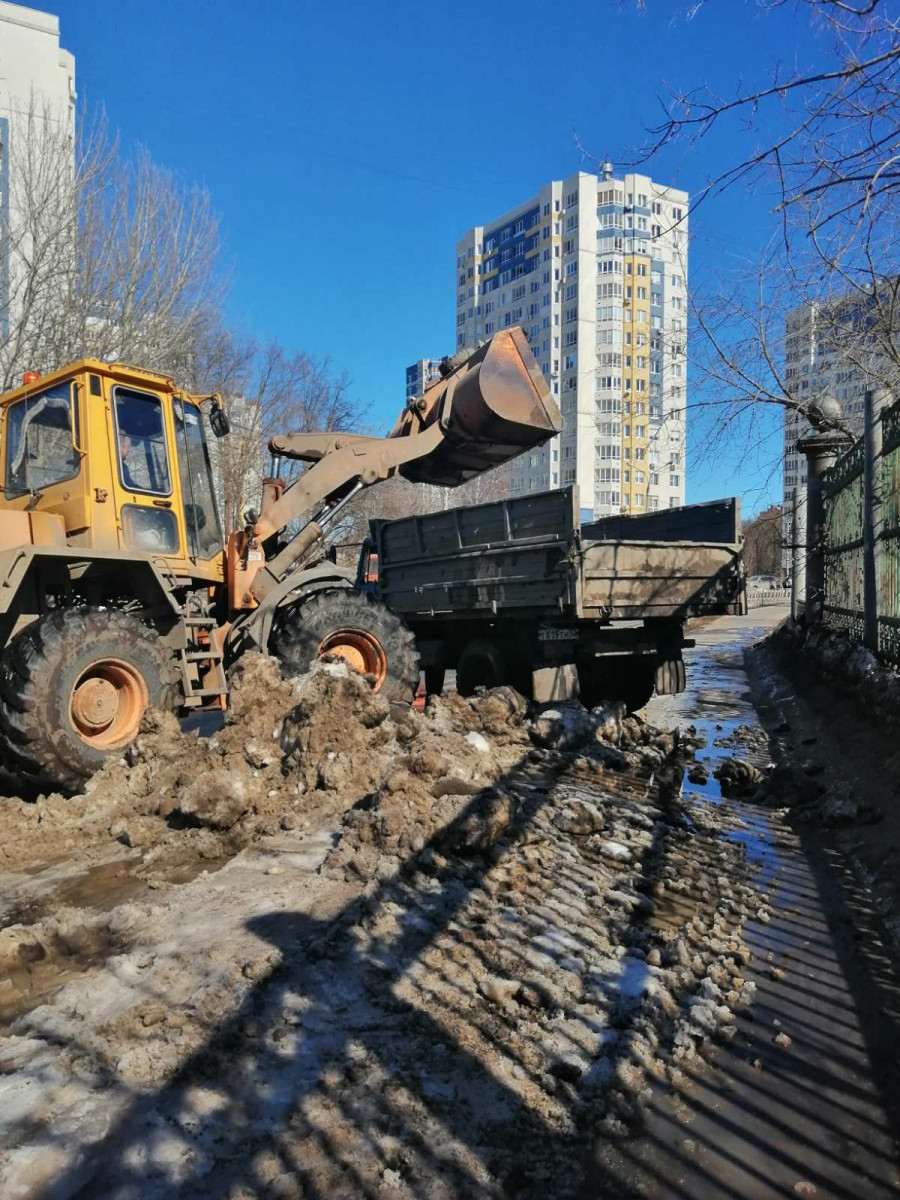 На улице Колхозная и проспекте Кирова Автозаводского района ведутся работы по вывозу снега