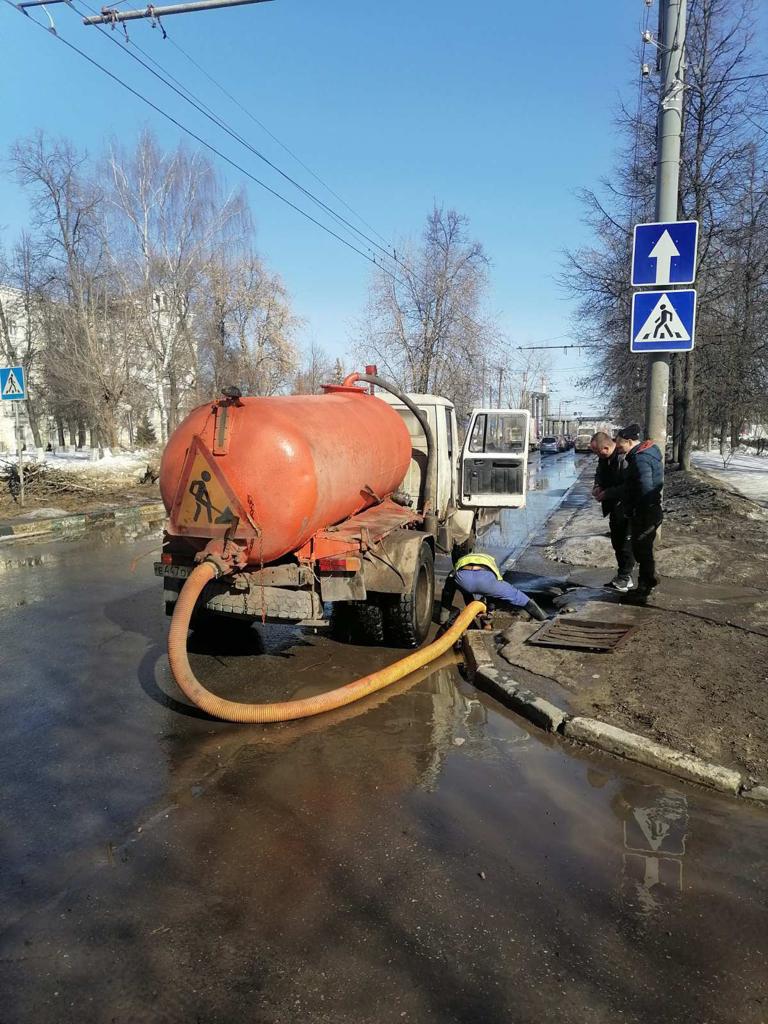 Талые воды откачивают на улицах Рябцева, Чаадаева, Волнистая и Шаляпина в Московском районе