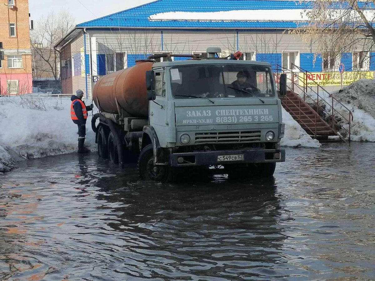 Талую воду откачивают с семи улиц Канавинского района