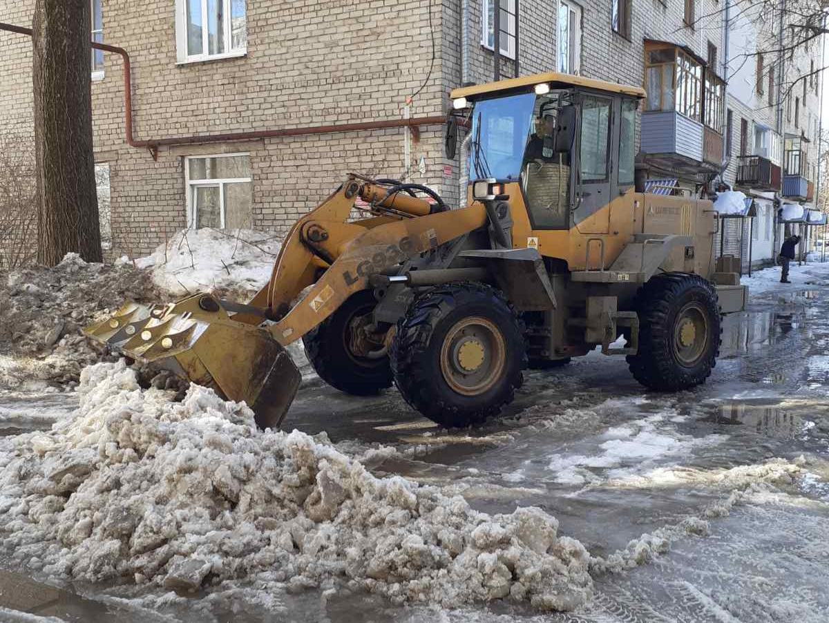 Работы по очистке проездов и тротуаров организованы на проспекте Гагарина и улице Столетова Приокского района