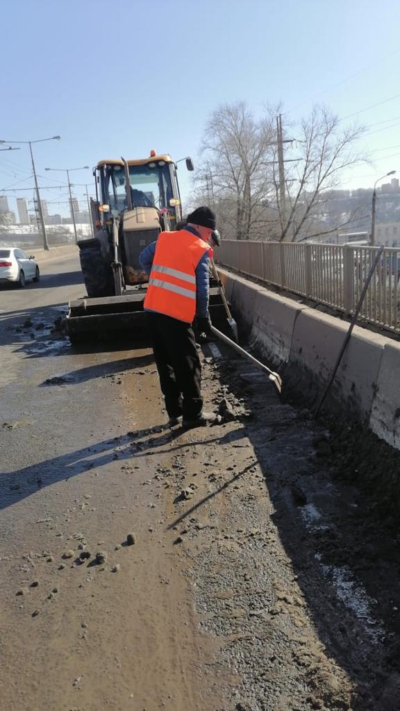 От наледи и снега будут расчищены прибордюрные полосы по улице Богородского и на Молитовском мосту