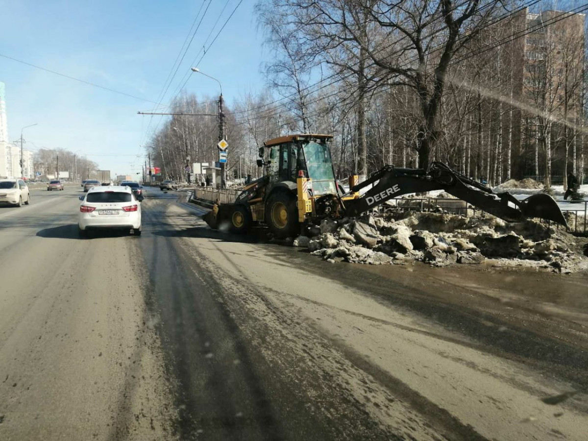 Вывоз снега ведется на улицах Тропинина, Щербинки-1 и Батумской Приокского района