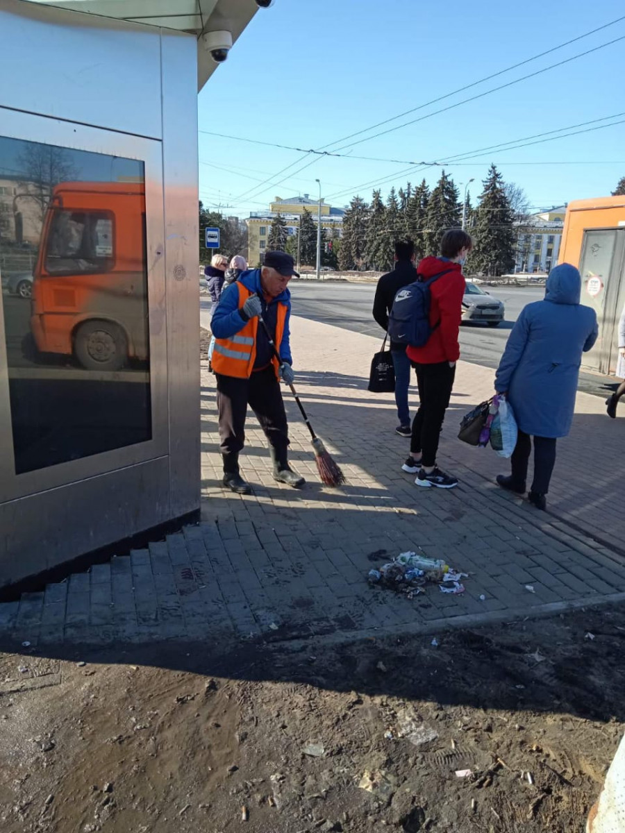 Уборка мусора с газонов и тротуаров проходит в Автозаводском районе