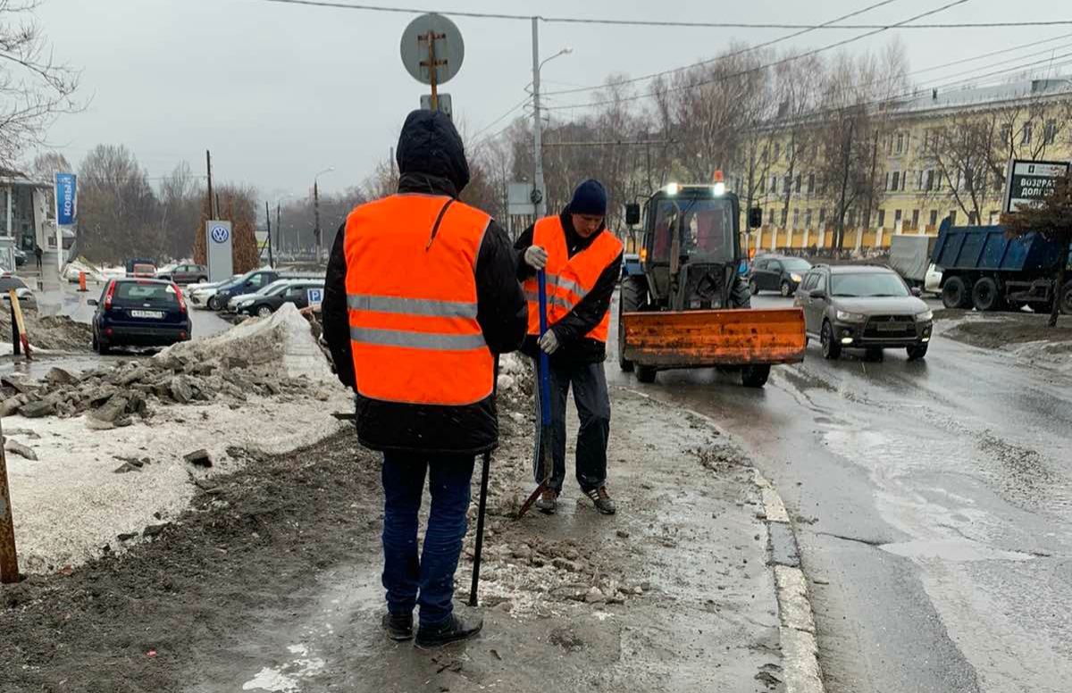 Очистка прибордюрной полосы ведется на Мызинском мосту, проспекте Гагарина и на улице Ларина в Приокском районе