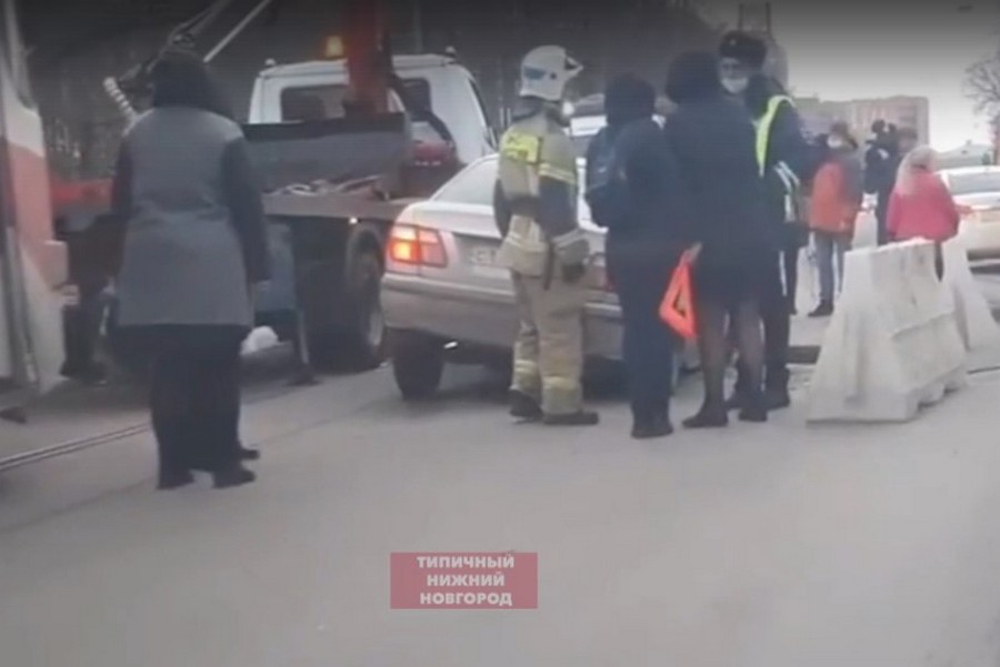 Автомобиль провалился в яму на улице Белинского в Нижнем Новгороде