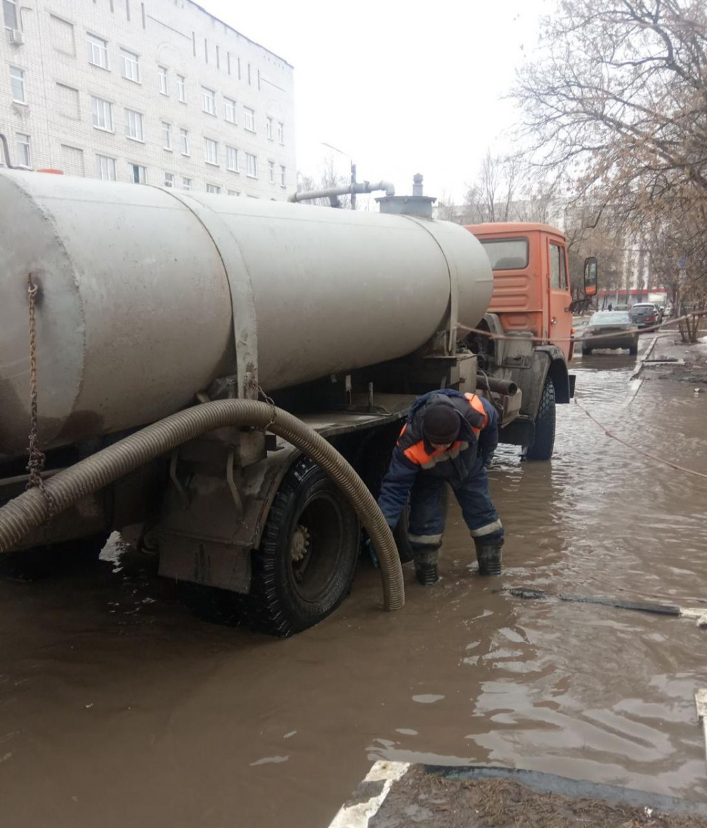 Откачка талых вод ведется на улице Героя Чугунова и бульваре Заречном