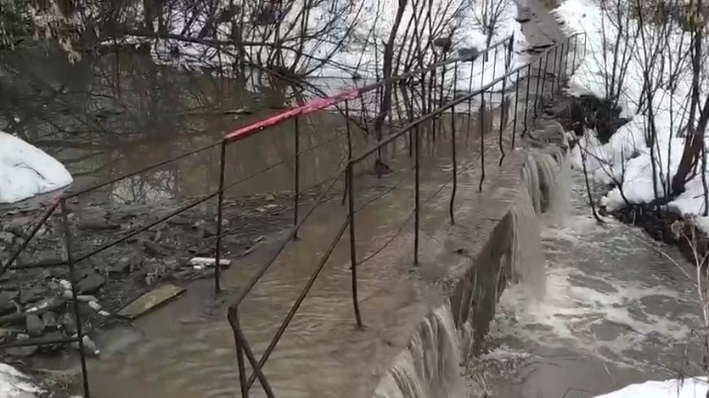 Пешеходный мост через реку Старка затопило в Советском районе