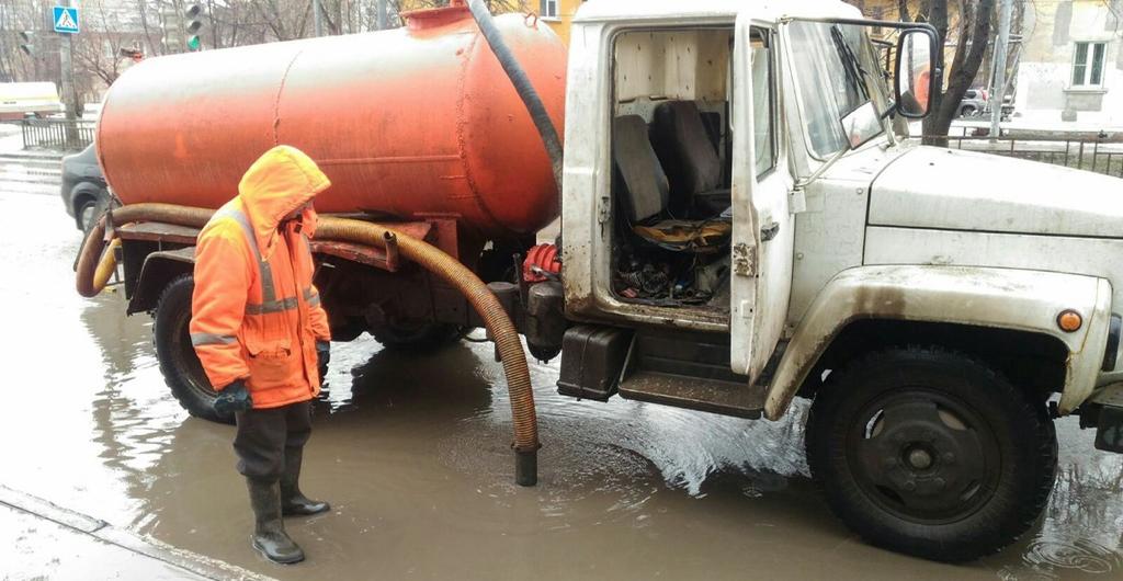 За сутки с улиц Московского района откачано около 1 400 кубометров талых вод
