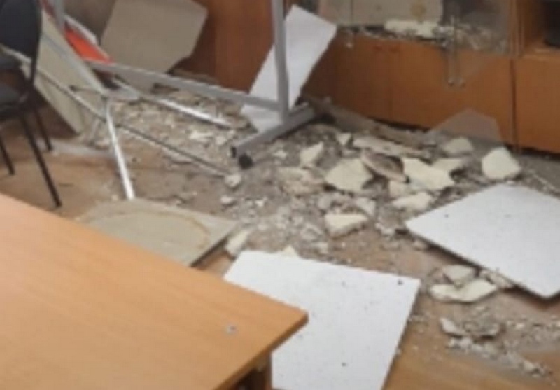 Потолок рухнул в школе №139 Московского района