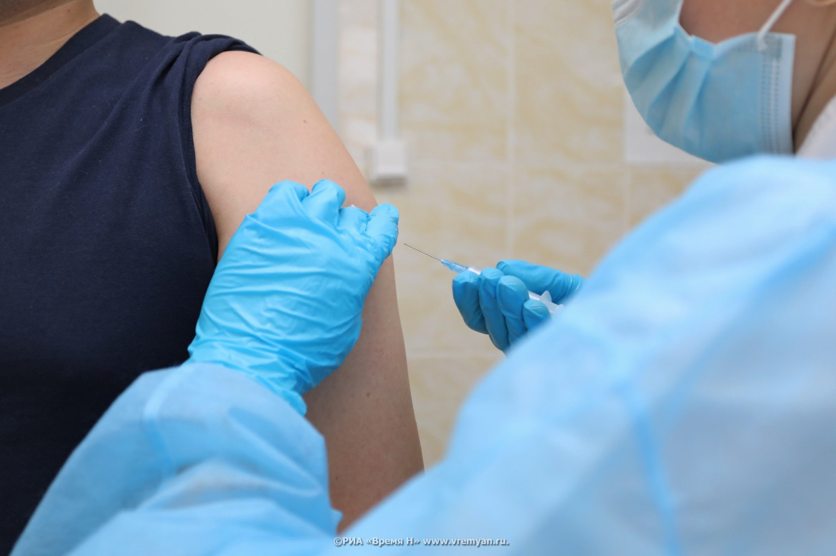 Нижегородцы начали вакцинироваться от COVID-19 в торговых центрах