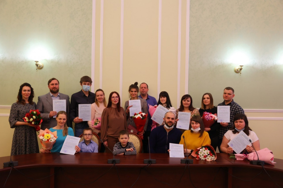 Девяти молодым семьям Дзержинска вручили свидетельства на приобретение жилья